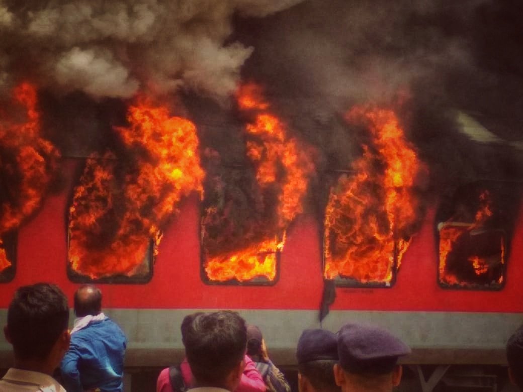 नकली टोपी कुर्ता,हिंसा फ़ैलाने वाले गिरोह को हिरासत में भेजा गया 1 DfWGw6CU8AAqzdv-01.jpeg