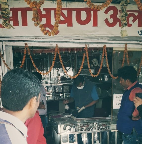 मोरहाबादी गीतांजलि क्लब के पास जेवर ज्वेलर्स मामले में घायल दुकान मालिक की हस्पताल में मौत 1 मोरहाबादी गीतांजलि क्लब के पास जेवर ज्वेलर्स मामले में घायल दुकान मालिक की हस्पताल में मौत 1