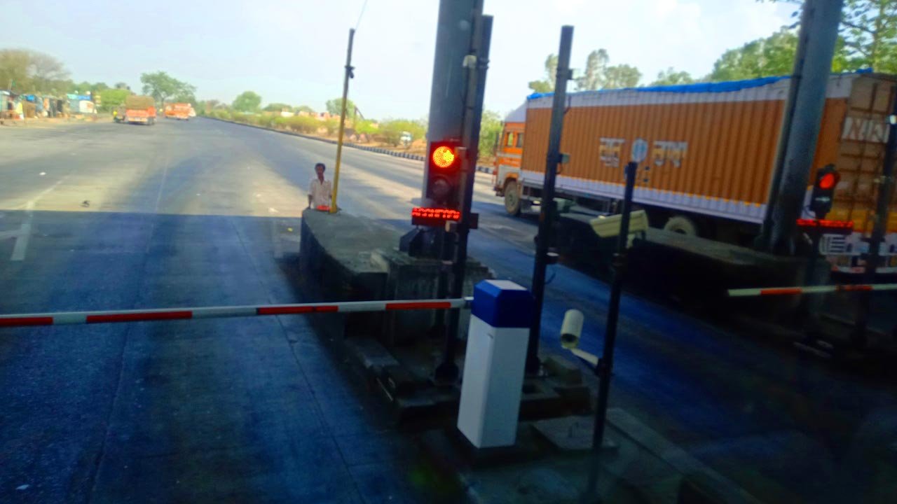 फास्टैग से आज नहीं होंगे लैस तो टोल पर देना होगा दोगुना कैश 1 TOLL-PLAZA-BARHI