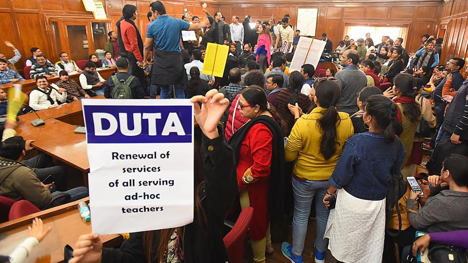 DU प्रशासन ने शिक्षक संघ के साथ की बैठक हड़ताल तोड़ने की अपील 1 duta-protest_c29e6194-171e-11ea-af95-104face44223