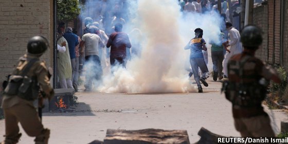 नागरिकता बिल पर बवाल: असम-त्रिपुरा के बाद मेघालय में भी इंटरनेट बंद, पुलिस फायरिंग में दो की मौत 1 नागरिकता बिल पर बवाल: असम-त्रिपुरा के बाद मेघालय में भी इंटरनेट बंद, पुलिस फायरिंग में दो की मौत 1