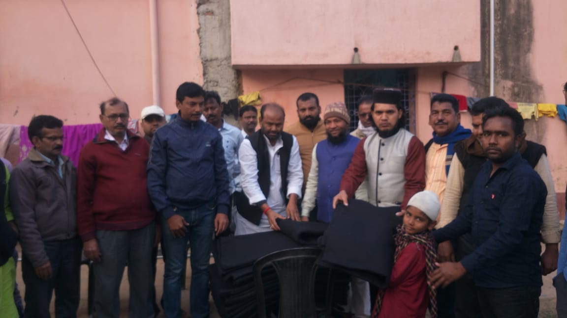 सांसद विजय हांसदा के आदेश पर जिला कमिटी ने किया कम्बल का वितरण 1 WhatsApp Image 2020-01-15 at 5.02.17 PM.jpeg