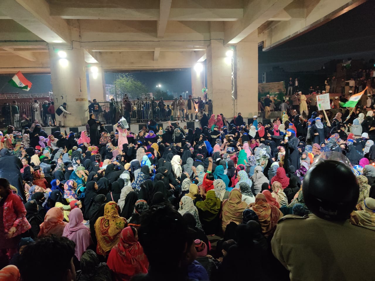 शहीनबाग के बाद दिल्ली के जाफ़राबाद में महिलाएं कर रही है NRC,CAA और NPR का विरोध, मेट्रो बंद 2 ERcE1g5UYAABupF.jpg