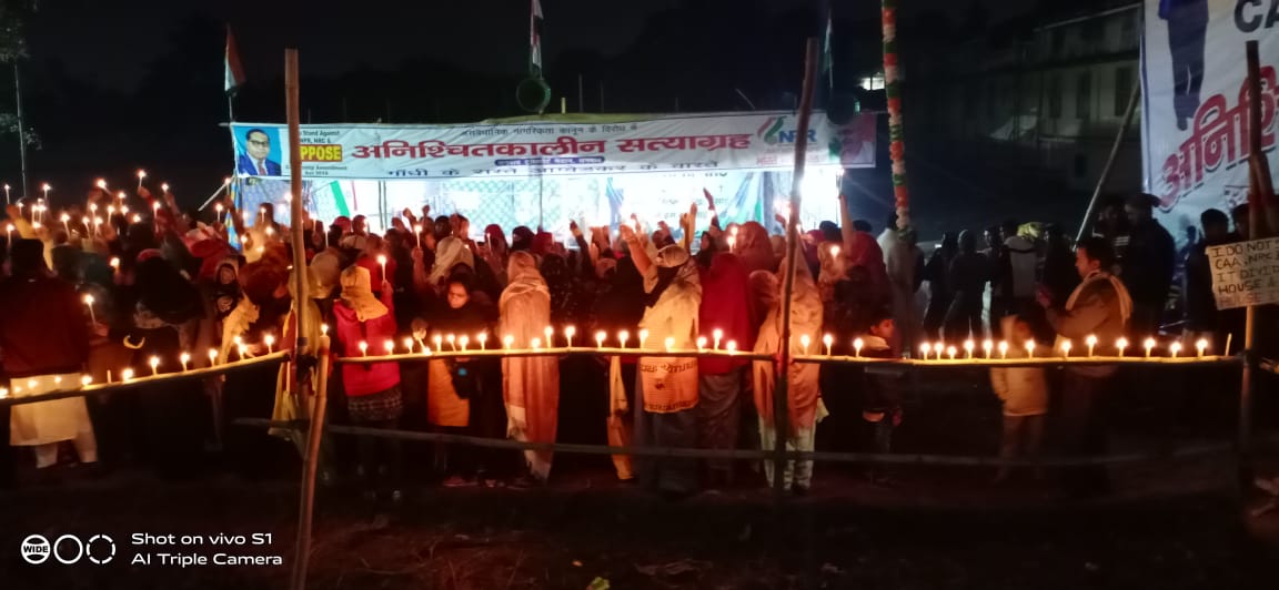 शाहीन बाग में नवजात बच्चे की मृत्यु पर धनबाद में धरना दे रहे हज़ारो लोगों ने कैंडल जला कर बच्चे को भावपूर्ण श्रद्धांजलि अर्पित की 1