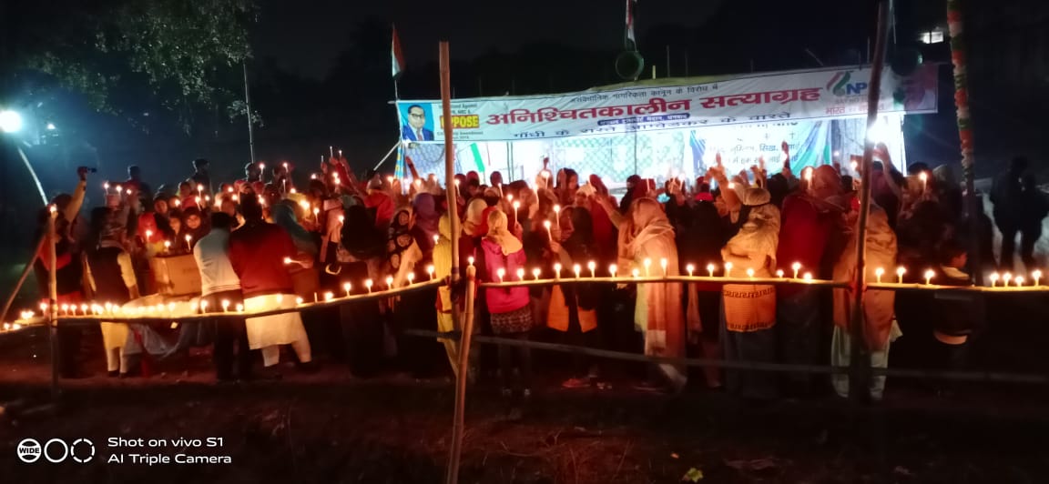 शाहीन बाग में नवजात बच्चे की मृत्यु पर धनबाद में धरना दे रहे हज़ारो लोगों ने कैंडल जला कर बच्चे को भावपूर्ण श्रद्धांजलि अर्पित की 2