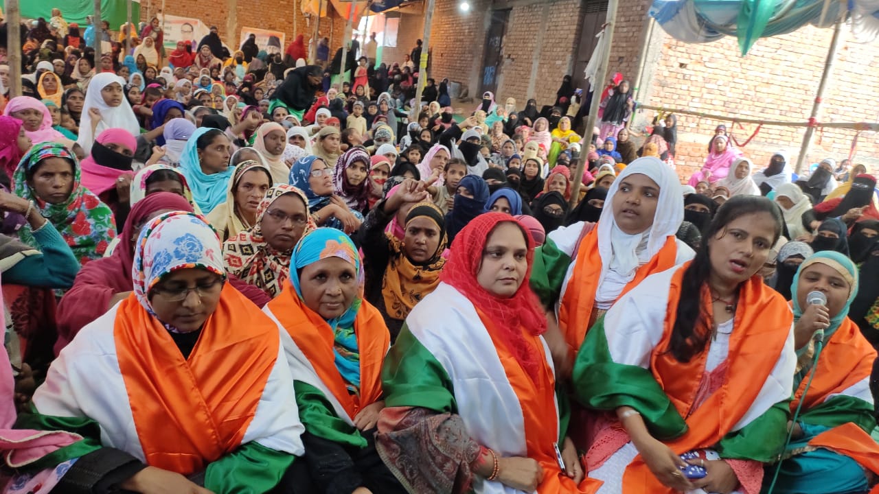 देश में अमन-चैन के लिए आंदोलनकारी महिलाओं ने रखें:-रोजे 1