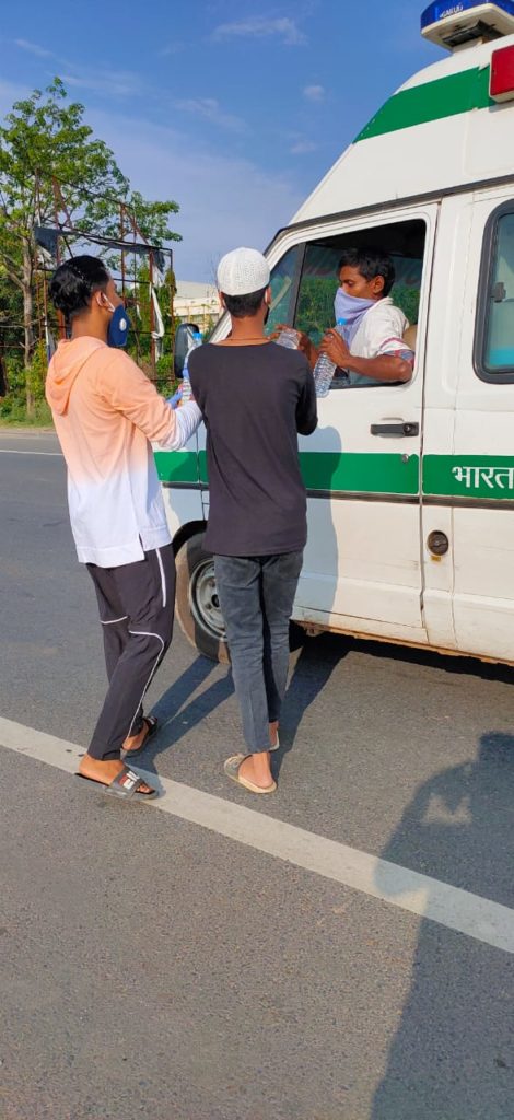 MSF की कॉलेज इकाई लगातार लॉकडाउन में राहगीरों की कर रहे है मदद 1 MSF की कॉलेज इकाई लगातार लॉकडाउन में राहगीरों की कर रहे है मदद 1