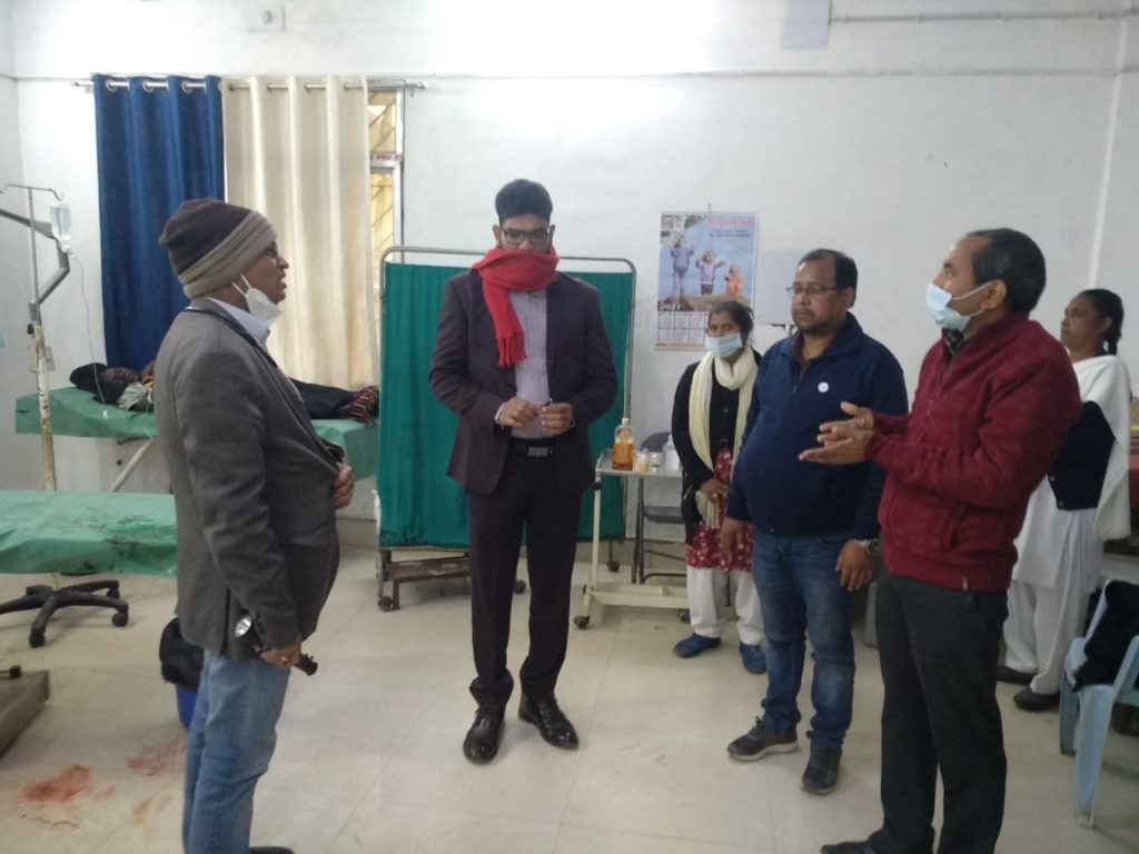 दिव्यांग दिलीप ने उपायुक्त को दी आवाज, दिलीप के पास पहुंचे उपायुक्त अबु इमरान 2 दिव्यांग दिलीप ने उपायुक्त को दी आवाज, दिलीप के पास पहुंचे उपायुक्त अबु इमरान 2