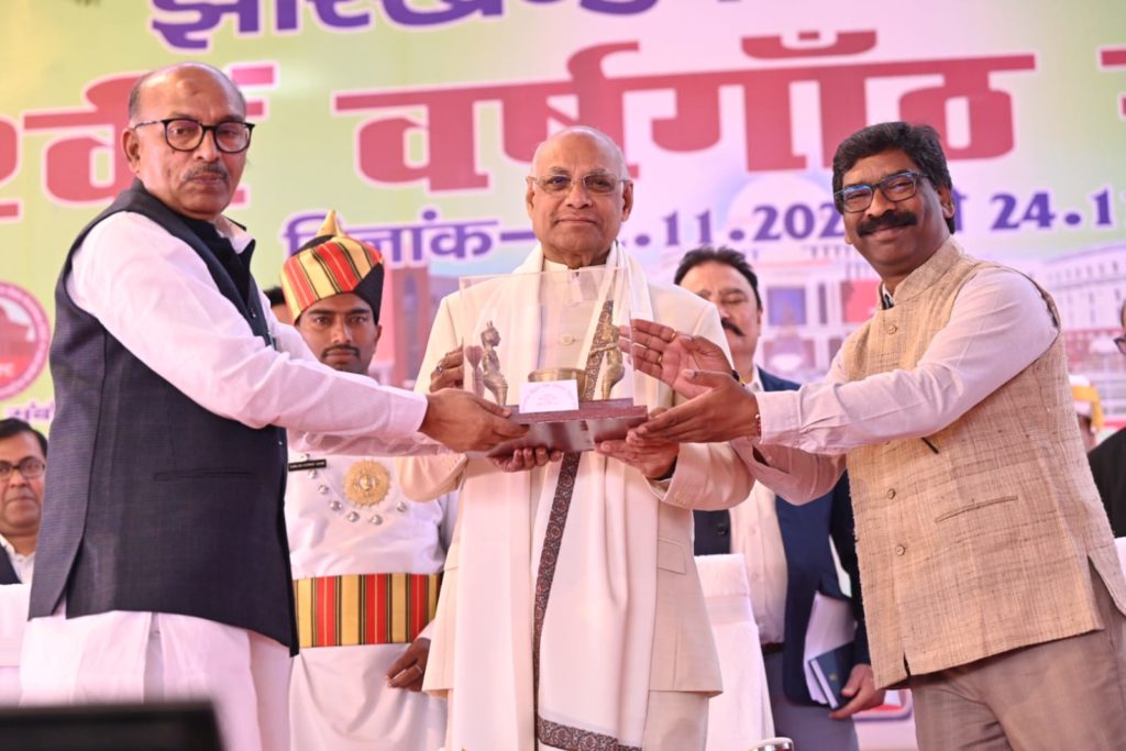 Jharkhand: झारखंड विधान सभा के 22वें स्थापना दिवस समारोह का राज्यपाल रमेश बैस ने किया उद्घाटन, सीएम हेमन्त सोरेन मुख्य अतिथि के रूप में रहे मौजूद 2