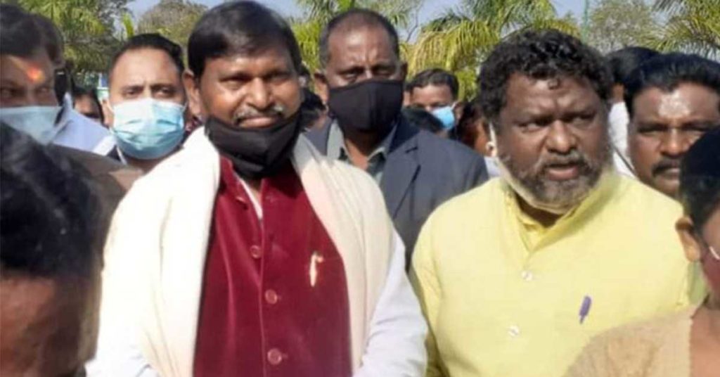 Jharkhand BJP: झारखंडी युवाओं के हक़-अधिकार का विरोधी है भाजपा नेता, याचिका दायर करने वाले रमेश की फोटो वायरल 1 Jharkhand BJP: झारखंडी युवाओं के हक़-अधिकार का विरोधी है भाजपा नेता, याचिका दायर करने वाले रमेश की फोटो वायरल 1