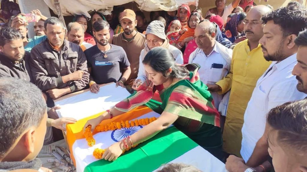 Koderma News: CISF जवान का शव पैतृक गांव पहुंचने पर अंतिम यात्रा में लोगों की उमड़ी भीड़, केंद्रीय मंत्री, विधायक समेत अन्य नेताओं ने दी श्रद्धांजलि 1 Koderma News: CISF जवान का शव पैतृक गांव पहुंचने पर अंतिम यात्रा में लोगों की उमड़ी भीड़, केंद्रीय मंत्री, विधायक समेत अन्य नेताओं ने दी श्रद्धांजलि 1