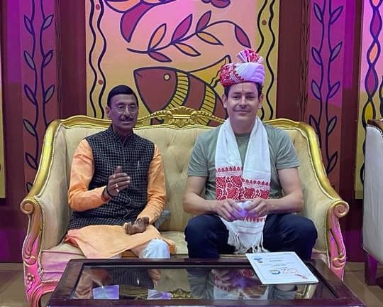 G20 Summit Ranchi: सांसद संजय सेठ ने एयरपोर्ट पर पारंपरिक अंदाज में किया ब्राजील के डेलीगेट्स का स्वागत 1 G20 Summit Ranchi: सांसद संजय सेठ ने एयरपोर्ट पर पारंपरिक अंदाज में किया ब्राजील के डेलीगेट्स का स्वागत 1