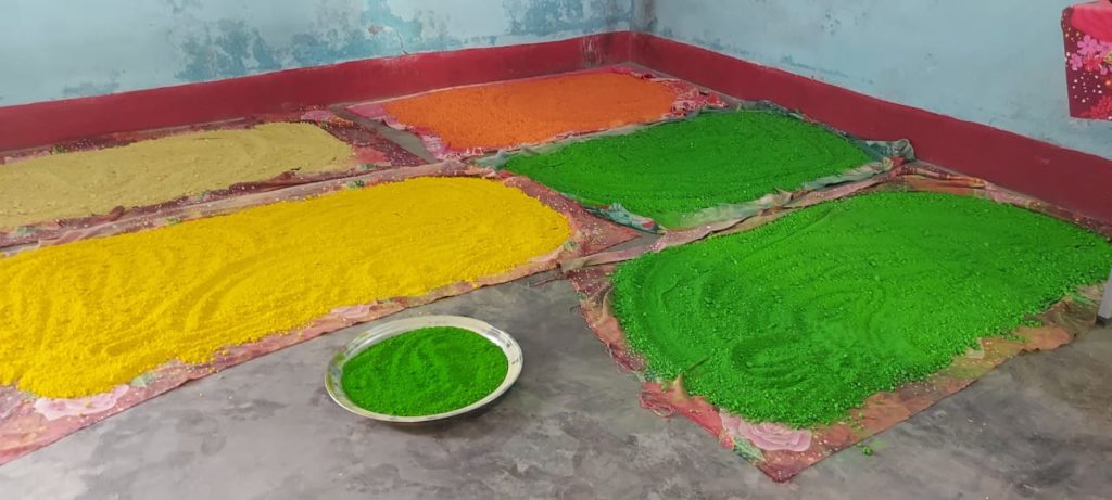 Hazaribagh News: फूल और अन्य प्राकृतिक चीजों से पलाश समूह की महिलाएं बनाती हैं हर्बल गुलाल 1 Hazaribagh News: फूल और अन्य प्राकृतिक चीजों से पलाश समूह की महिलाएं बनाती हैं हर्बल गुलाल 1