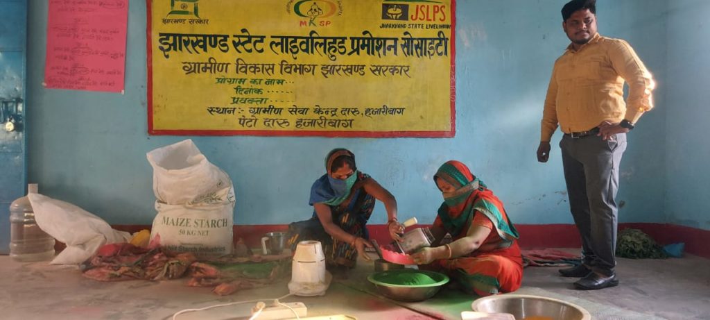 Hazaribagh News: फूल और अन्य प्राकृतिक चीजों से पलाश समूह की महिलाएं बनाती हैं हर्बल गुलाल 2 Hazaribagh News: फूल और अन्य प्राकृतिक चीजों से पलाश समूह की महिलाएं बनाती हैं हर्बल गुलाल 2