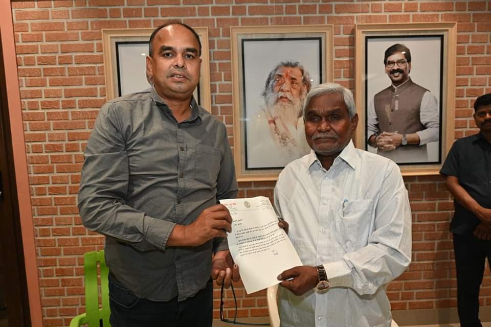 Koderma News: डबल मर्डर केस के पीड़ित से मिले बगोदर विधायक, सीएम से मिलकर आश्रितों को मुआवजा और रोजगार देने की मांग 1 Koderma News: डबल मर्डर केस के पीड़ित से मिले बगोदर विधायक, सीएम से मिलकर आश्रितों को मुआवजा और रोजगार देने की मांग 1
