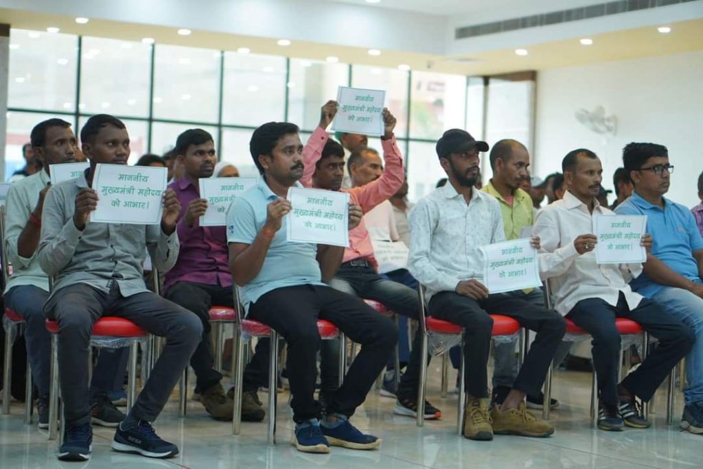 हेमन्त सोरेन के पहल पर दक्षिण अफ्रीका में फंसे झारखण्ड के 27 कामगारों की हुई घर वापसी, श्रमिकों ने मुख्यमंत्री के प्रति जताया आभार 1 हेमन्त सोरेन के पहल पर दक्षिण अफ्रीका में फंसे झारखण्ड के 27 कामगारों की हुई घर वापसी, श्रमिकों ने मुख्यमंत्री के प्रति जताया आभार 1