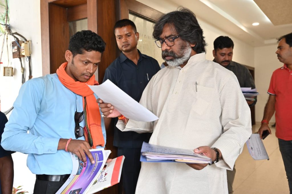 CM Hemant Soren: मुख्यमंत्री हेमन्त सोरेन ने सुनी आम लोगों की शिकायतें एवं समस्याएं 1 CM Hemant Soren: मुख्यमंत्री हेमन्त सोरेन ने सुनी आम लोगों की शिकायतें एवं समस्याएं 1