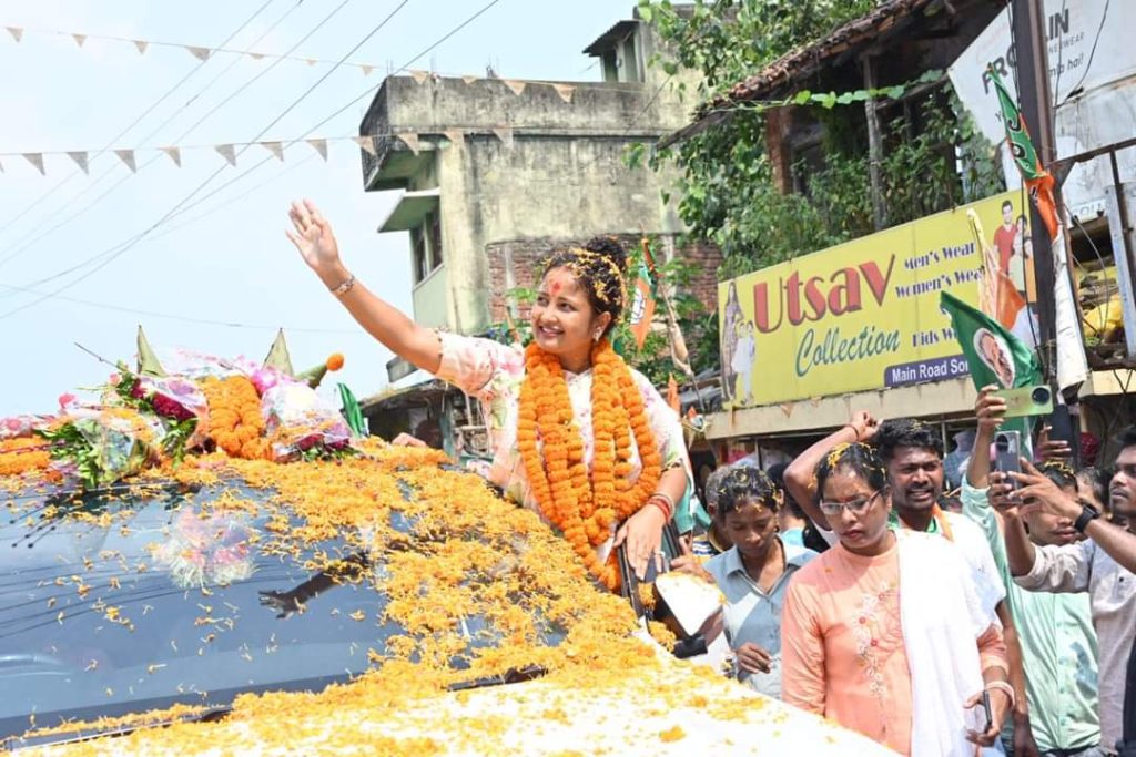 Maiya Samman Yatra: मंईयां सम्मान यात्रा पहुँचा पश्चिम सिंहभूम, महिलाओं के प्रति प्रकट किया जा रहा आभार 2 Maiya Samman Yatra: मंईयां सम्मान यात्रा पहुँचा पश्चिम सिंहभूम, महिलाओं के प्रति प्रकट किया जा रहा आभार 2