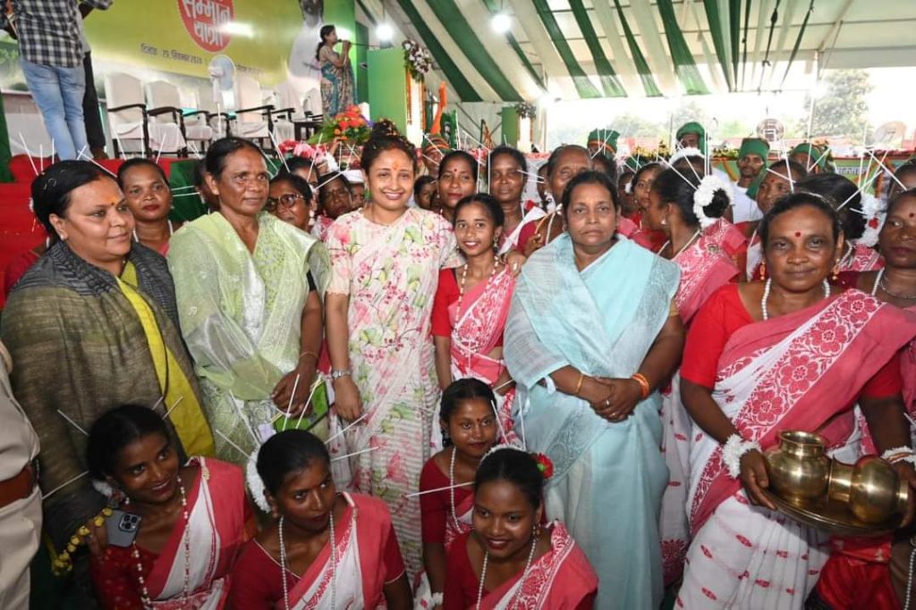 Maiya Samman Yatra: मंईयां सम्मान यात्रा पहुँचा पश्चिम सिंहभूम, महिलाओं के प्रति प्रकट किया जा रहा आभार 1 Maiya Samman Yatra: मंईयां सम्मान यात्रा पहुँचा पश्चिम सिंहभूम, महिलाओं के प्रति प्रकट किया जा रहा आभार 1