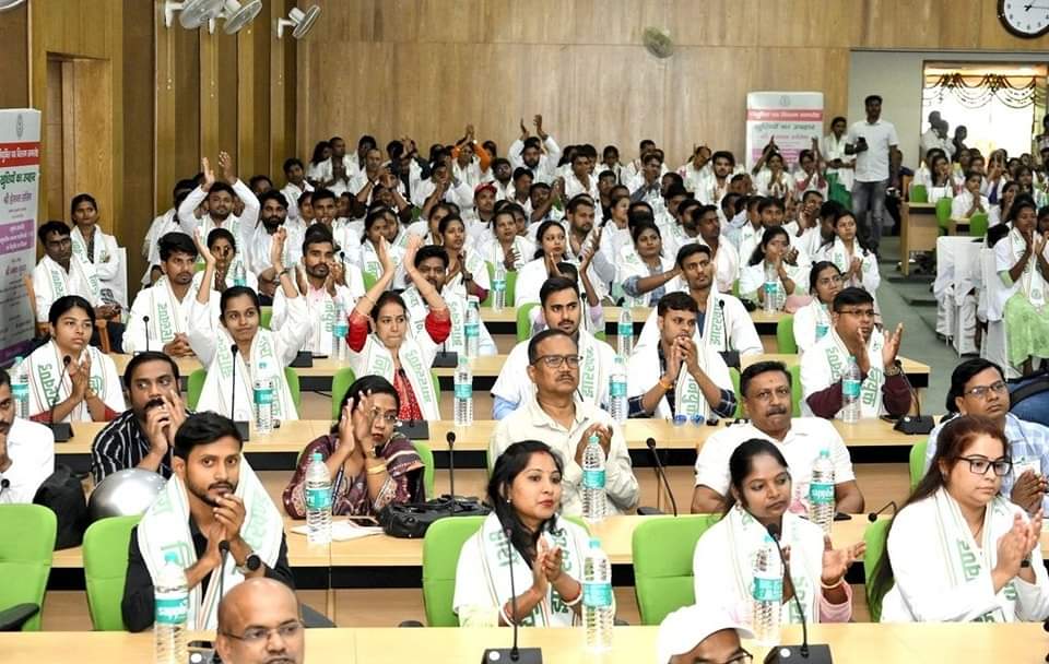 मुख्यमंत्री ने 498 CHO को सौंपा नियुक्ति पत्र, कहा – मजबूत स्वास्थ्य व्यवस्था के लिए सरकार गंभीर 1 मुख्यमंत्री ने 498 CHO को सौंपा नियुक्ति पत्र, कहा – मजबूत स्वास्थ्य व्यवस्था के लिए सरकार गंभीर 1