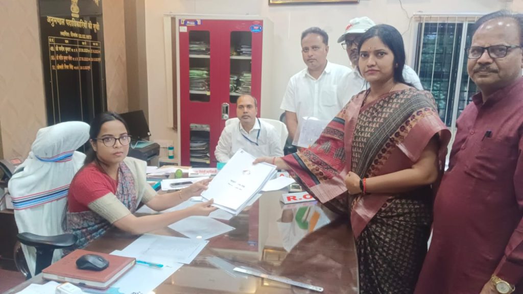 Koderma News: कोडरमा से निर्दलीय प्रत्याशी शालिनी गुप्ता ने भरा नामांकन, समर्थकों की भारी भीड़ ने किया स्वागत 1 Koderma News: कोडरमा से निर्दलीय प्रत्याशी शालिनी गुप्ता ने भरा नामांकन, समर्थकों की भारी भीड़ ने किया स्वागत 1