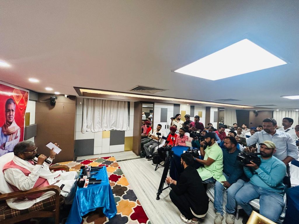 दीपावली मिलन समारोह में बाबूलाल मरांडी ने दिया डिजिटल मीडिया को सम्मान 1 दीपावली मिलन समारोह में बाबूलाल मरांडी ने दिया डिजिटल मीडिया को सम्मान 1