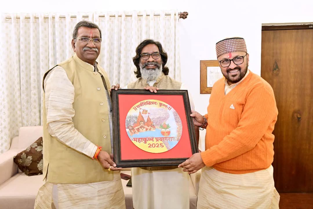 सीएम हेमंत सोरेन को स्मृति चिन्ह भेंटकर महाकुंभ के लिए आमंत्रित करते यूपी के मंत्री योगेंद्र उपाध्याय और सुरेश राही