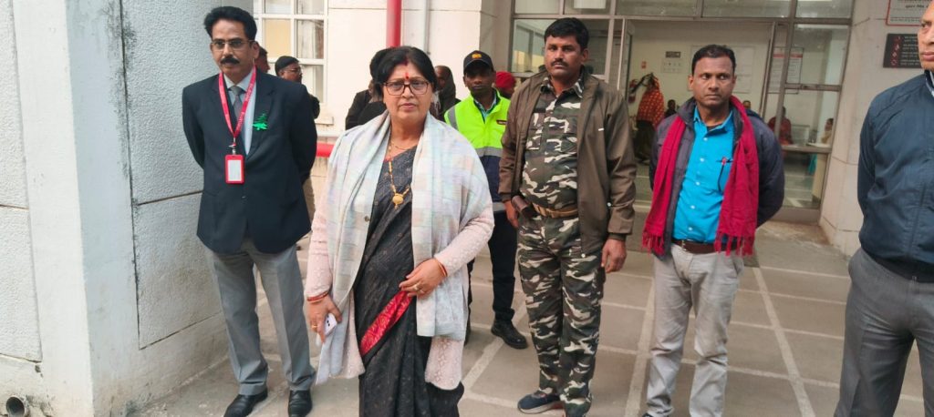Koderma News: कोडरमा के घायल स्कूली बच्चों को देखने मेदांता अस्पताल पहुंची विधायक डॉ नीरा यादव 1 Koderma News: कोडरमा के घायल स्कूली बच्चों को देखने मेदांता अस्पताल पहुंची विधायक डॉ नीरा यादव 1