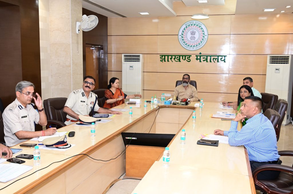 पर्व को लेकर सीएम हेमन्त सोरेन ने की उच्चस्तरीय बैठक, अधिकारियों को दिए निर्देश, अलर्ट रहे पुलिस, असामाजिक तत्वों पर रखे नजर 1 पर्व को लेकर सीएम हेमन्त सोरेन ने की उच्चस्तरीय बैठक, अधिकारियों को दिए निर्देश, अलर्ट रहे पुलिस, असामाजिक तत्वों पर रखे नजर 1