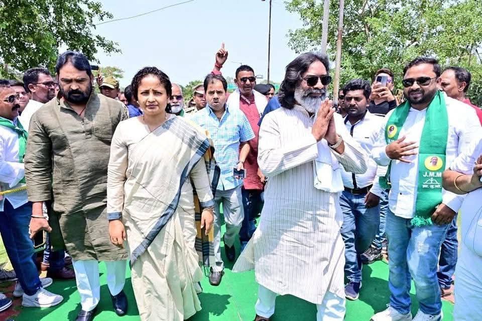 Jharkhand News: स्वर्गीय दुर्गा सोरेन की पुण्यतिथि पर सीएम हेमंत सोरेन ने दी श्रद्धांजलि 1 Jharkhand News: स्वर्गीय दुर्गा सोरेन की पुण्यतिथि पर सीएम हेमंत सोरेन ने दी श्रद्धांजलि 1