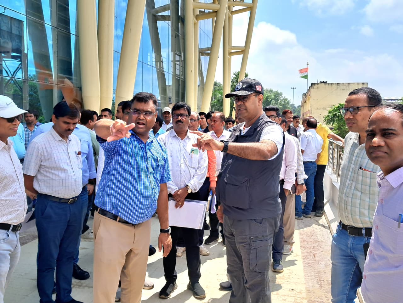 Dhanbad News : मंडल रेल प्रबंधक ने धनबाद-कोडरमा-हजारीबाग रेलखंड का किया निरीक्षण, यात्री सुविधाओं और सुरक्षा पर विशेष जोर 2 Dhanbad News : मंडल रेल प्रबंधक ने धनबाद-कोडरमा-हजारीबाग रेलखंड का किया निरीक्षण, यात्री सुविधाओं और सुरक्षा पर विशेष जोर 2