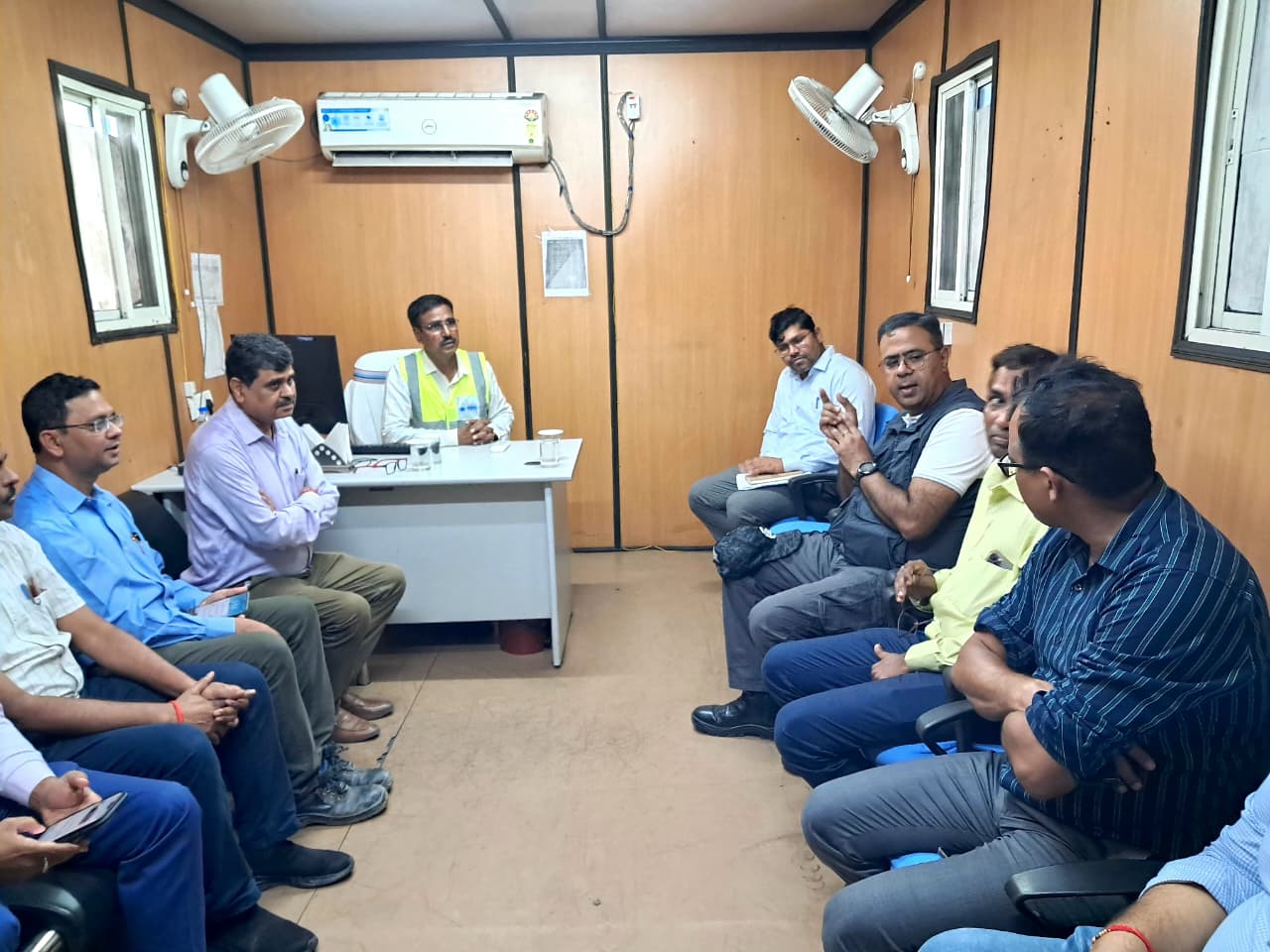 Dhanbad News : मंडल रेल प्रबंधक ने धनबाद-कोडरमा-हजारीबाग रेलखंड का किया निरीक्षण, यात्री सुविधाओं और सुरक्षा पर विशेष जोर 3 Dhanbad News : मंडल रेल प्रबंधक ने धनबाद-कोडरमा-हजारीबाग रेलखंड का किया निरीक्षण, यात्री सुविधाओं और सुरक्षा पर विशेष जोर 3