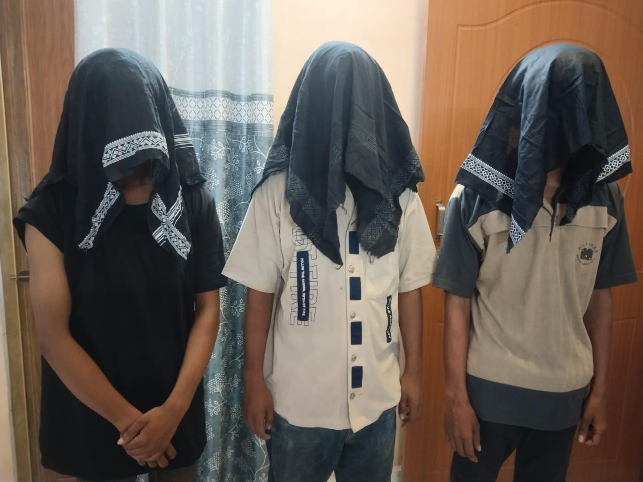 Koderma News: कोडरमा पुलिस की बड़ी कार्रवाई – चोरी के मोबाइल के साथ तीन आरोपी गिरफ्तार 2 Koderma News: कोडरमा पुलिस की बड़ी कार्रवाई – चोरी के मोबाइल के साथ तीन आरोपी गिरफ्तार 2