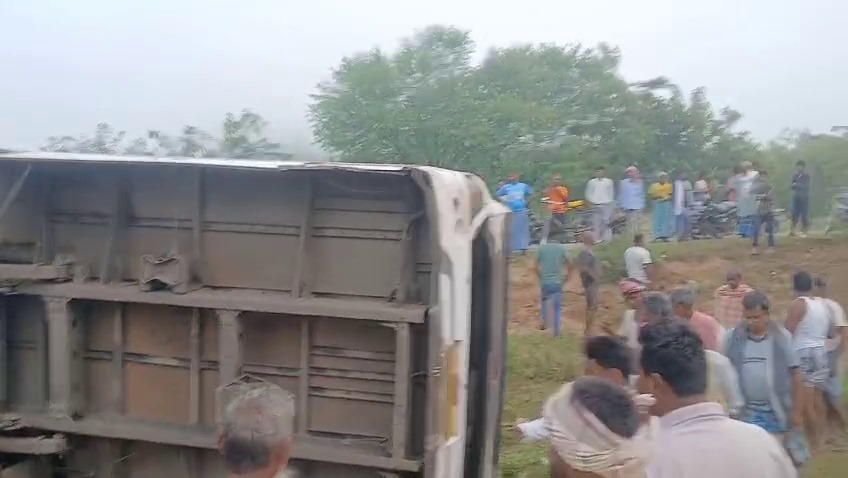 Koderma News: अंगार मोड़ पर बेकाबू बस पलटी, 11 यात्री घायल – तीन की हालत गंभीर 1