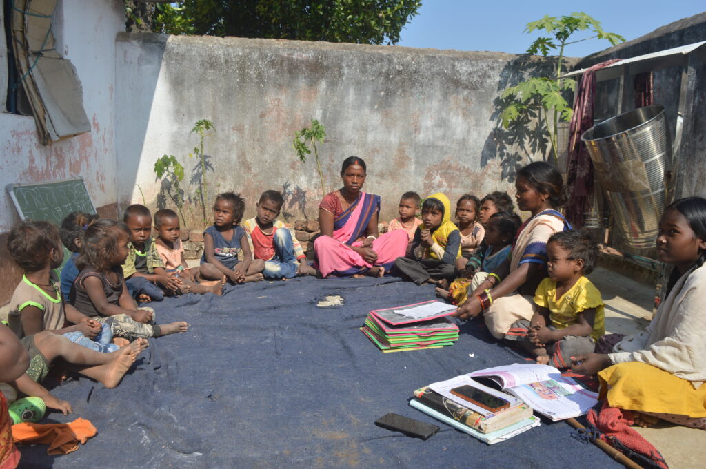 Koderma: बिरहोर समाज की पहली मैट्रिक पास महिला बनीं मालीन विरहोरनी, आंगनबाड़ी सेविका बन नौनिहालों को दे रहीं शिक्षा 1