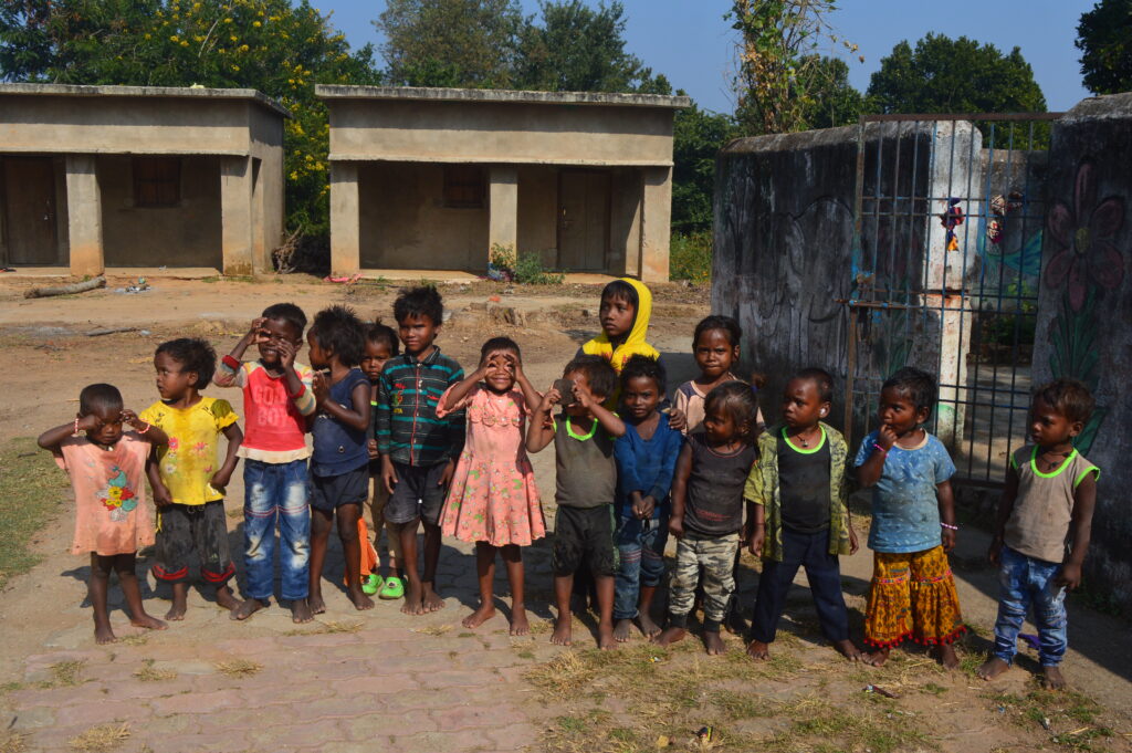 Koderma: बिरहोर समाज की पहली मैट्रिक पास महिला बनीं मालीन विरहोरनी, आंगनबाड़ी सेविका बन नौनिहालों को दे रहीं शिक्षा 3