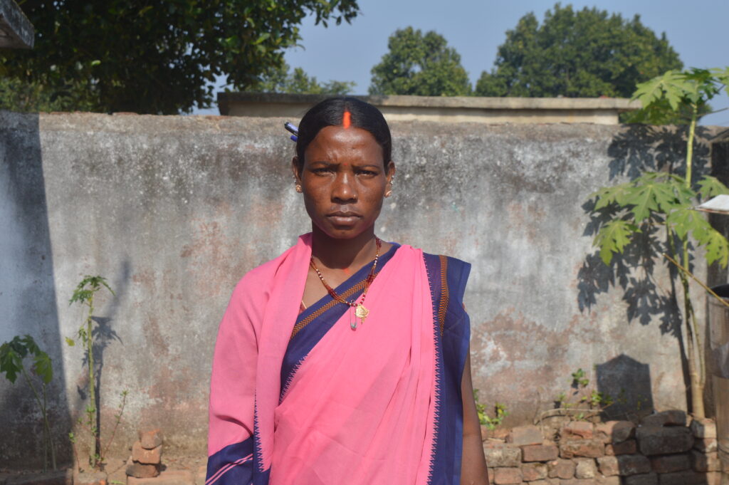 Koderma: बिरहोर समाज की पहली मैट्रिक पास महिला बनीं मालीन विरहोरनी, आंगनबाड़ी सेविका बन नौनिहालों को दे रहीं शिक्षा 2