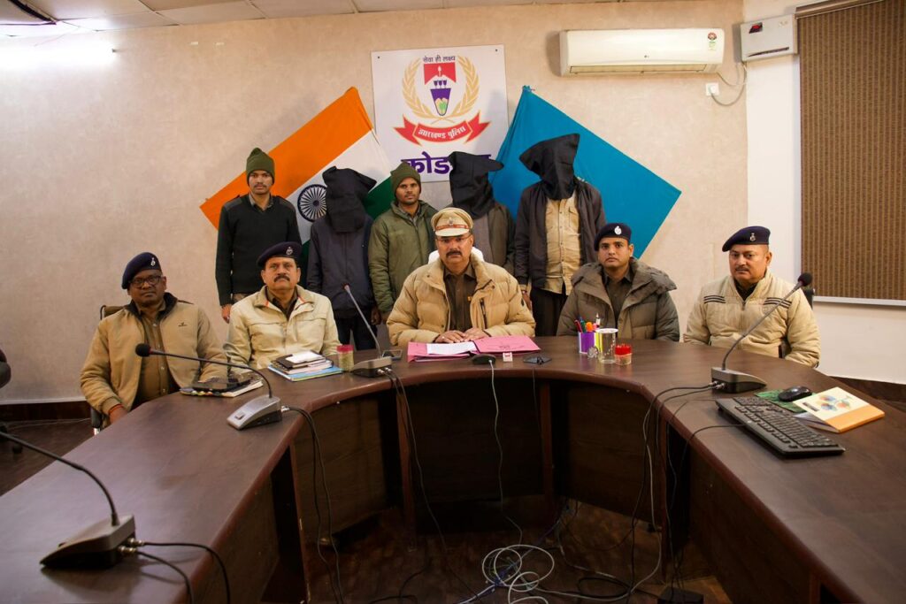 Koderma में युवती के साथ अश्लील हरकत और ब्लैकमेलिंग, तीन आरोपी गिरफ्तार, वीडियो वायरल की धमकी देकर वसूली 1