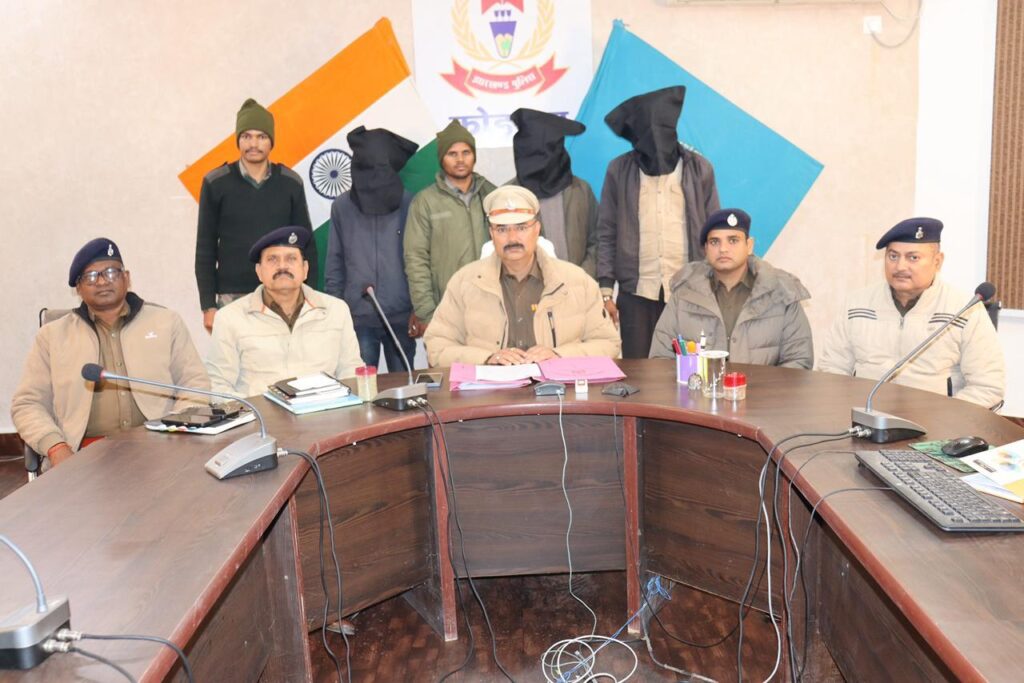 Koderma News: वृन्दाहा वाटरफॉल शर्मनाक कांड का खुलासा: तीन मुख्य आरोपी गिरफ्तार, ब्लैकमेलिंग गिरोह का पर्दाफाश 1 Koderma