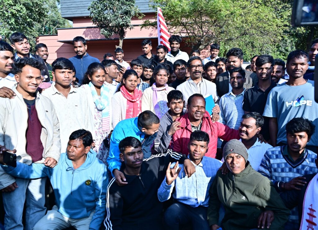 PESA Rules को कैबिनेट मंजूरी: मुख्यमंत्री हेमन्त सोरेन से केंद्रीय सरना समिति प्रतिनिधिमंडल की मुलाकात 3 PESA Rules को कैबिनेट मंजूरी: मुख्यमंत्री हेमन्त सोरेन से केंद्रीय सरना समिति प्रतिनिधिमंडल की मुलाकात 3