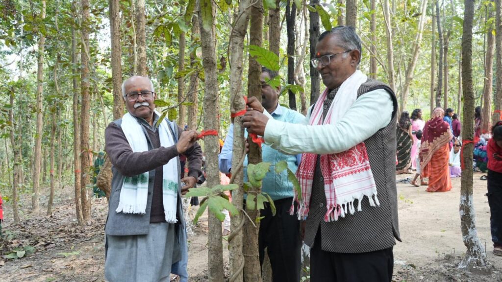 Koderma News : जंगलों की रक्षा के संकल्प के साथ सिमरकुंडी जंगल में रक्षाबंधन कार्यक्रम आयोजित 1