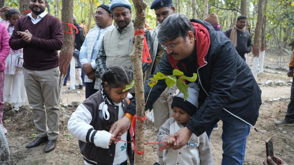 Koderma News : जंगलों की रक्षा के संकल्प के साथ सिमरकुंडी जंगल में रक्षाबंधन कार्यक्रम आयोजित 3