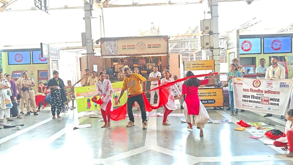 Change your mindset change society awareness : सोच बदलो, समाज बदलो: दादर और CSMT रेलवे स्टेशन पर बच्चों की सुरक्षा व अधिकारों को लेकर जागरूकता अभियान 1 Change your mindset change society awareness : सोच बदलो, समाज बदलो: दादर और CSMT रेलवे स्टेशन पर बच्चों की सुरक्षा व अधिकारों को लेकर जागरूकता अभियान 1