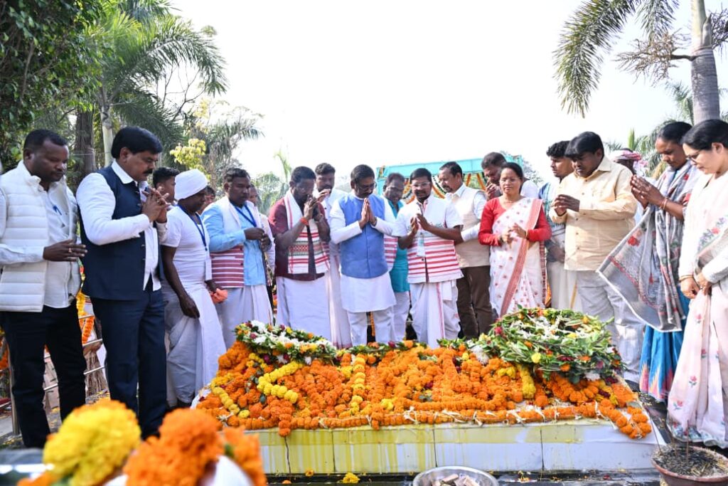 78th Martyrdom Anniversary of the Kharsawan firing incident : मुख्यमंत्री हेमन्त सोरेन ने दी श्रद्धांजलि, शहीदों के वंशजों के लिए विशेष आयोग की घोषणा 1 78th Martyrdom Anniversary of the Kharsawan firing incident : मुख्यमंत्री हेमन्त सोरेन ने दी श्रद्धांजलि, शहीदों के वंशजों के लिए विशेष आयोग की घोषणा 1