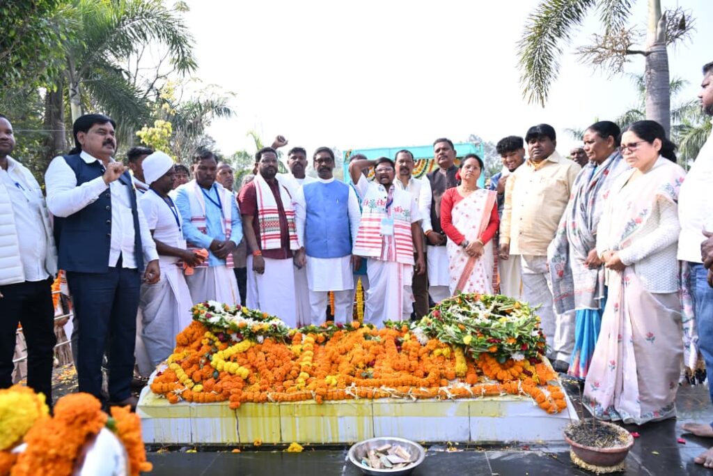 78th Martyrdom Anniversary of the Kharsawan firing incident : मुख्यमंत्री हेमन्त सोरेन ने दी श्रद्धांजलि, शहीदों के वंशजों के लिए विशेष आयोग की घोषणा 2 78th Martyrdom Anniversary of the Kharsawan firing incident : मुख्यमंत्री हेमन्त सोरेन ने दी श्रद्धांजलि, शहीदों के वंशजों के लिए विशेष आयोग की घोषणा 2