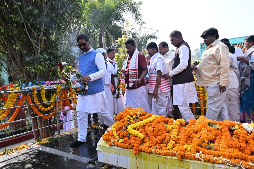 78th Martyrdom Anniversary of the Kharsawan firing incident : मुख्यमंत्री हेमन्त सोरेन ने दी श्रद्धांजलि, शहीदों के वंशजों के लिए विशेष आयोग की घोषणा 3 78th Martyrdom Anniversary of the Kharsawan firing incident : मुख्यमंत्री हेमन्त सोरेन ने दी श्रद्धांजलि, शहीदों के वंशजों के लिए विशेष आयोग की घोषणा 3