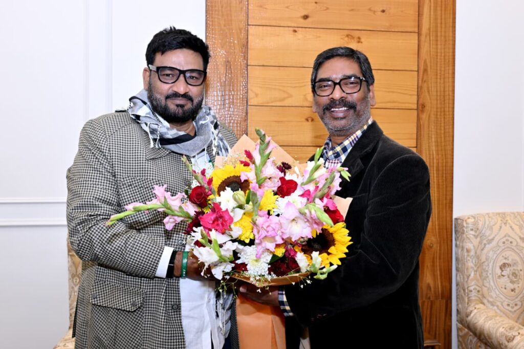 CM Hemant Soren से मंत्रियों की मुलाकात, नववर्ष 2026 की दी शुभकामनाएं 2 CM Hemant Soren से मंत्रियों की मुलाकात, नववर्ष 2026 की दी शुभकामनाएं 2