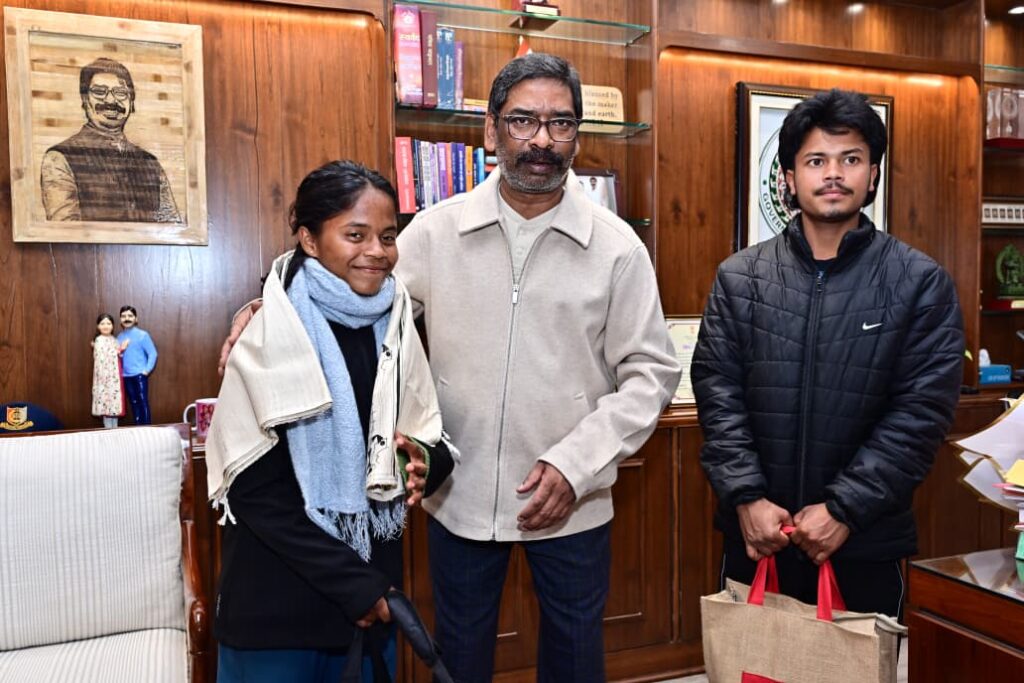 Jharkhand की ‘गोल मशीन’ Anushka Kumari से सीएम Hemant Soren की मुलाकात, हरसंभव सरकारी सहयोग का वादा 1