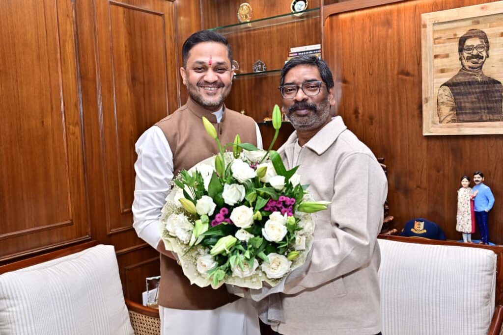 नववर्ष पर CM Hemant Soren से मंत्रियों-विधायकों की भेंट, नए साल की विकास संवाद से शुरुआत 2 नववर्ष पर CM Hemant Soren से मंत्रियों-विधायकों की भेंट, नए साल की विकास संवाद से शुरुआत 2