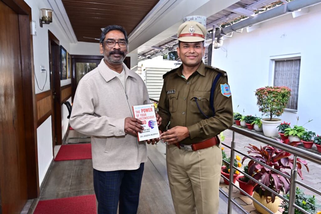 New Year पर सीएम हेमंत सोरेन से शिष्टाचार भेंट, प्रशासनिक व मीडिया जगत ने दी शुभकामनाएं 1 New Year पर सीएम हेमंत सोरेन से शिष्टाचार भेंट, प्रशासनिक व मीडिया जगत ने दी शुभकामनाएं 1